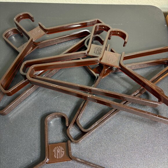 Set of 7 Vintage Lucite Monogrammed Hangers - Picture 6 of 8
